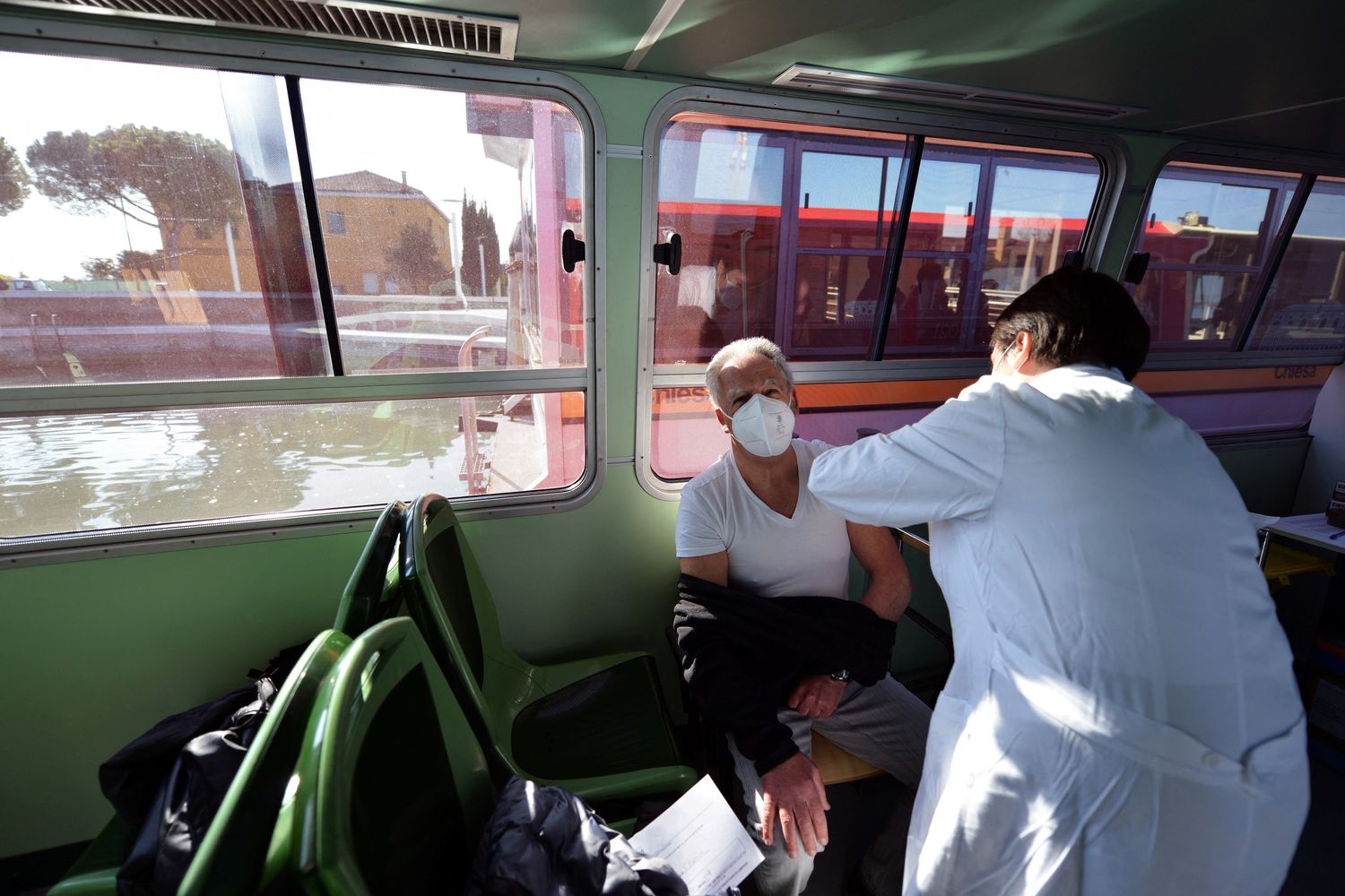 Le vaccinazioni a bordo di un vaporetto a Venezia