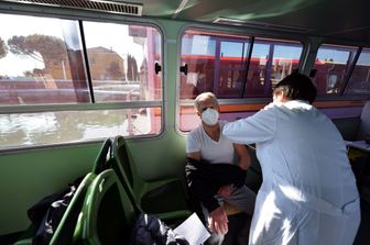 Le vaccinazioni a bordo di un vaporetto a Venezia