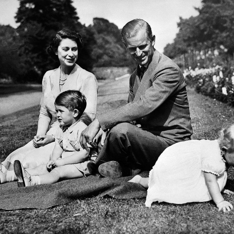 Royal Family: regina Elisabetta, principe Filippo e due figli