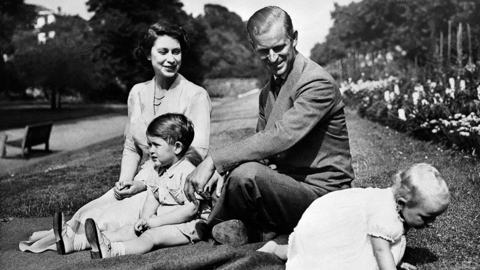 Royal Family: regina Elisabetta, principe Filippo e due figli