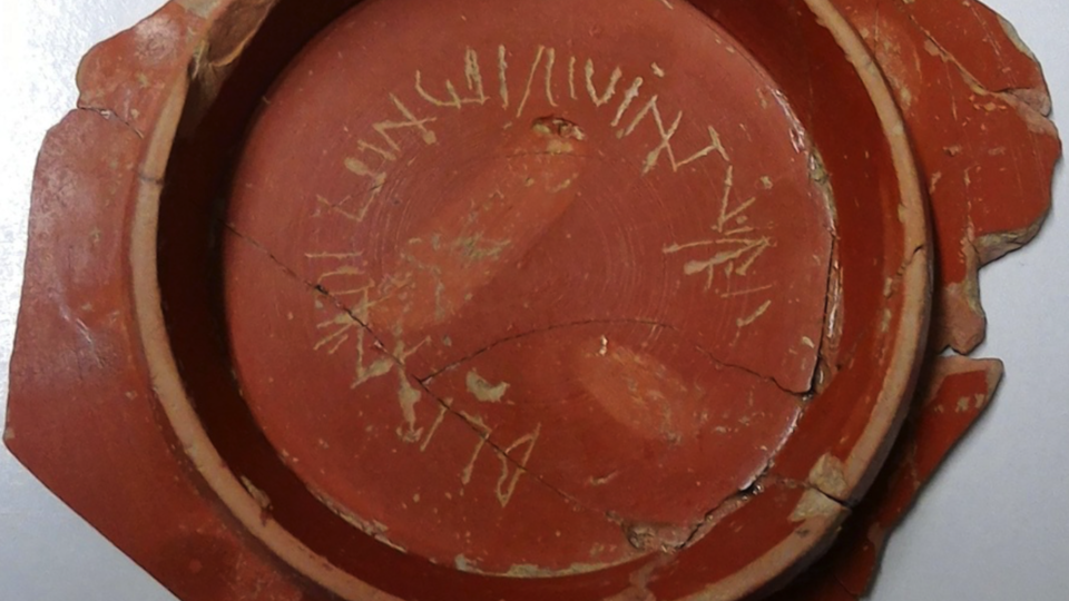 Blandio, lecca la minchia! - L&rsquo;invettiva, scritta sotto il piede di un piatto, potrebbe avere significato denigratorio o apotropaica