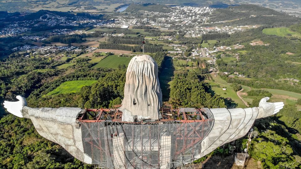 &nbsp;La nuova statua di Cristo&nbsp;in costruzione a Encantado, in Brasile