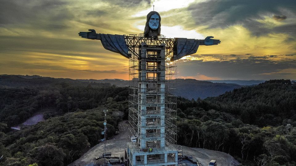 &nbsp;La nuova statua di Cristo&nbsp;in costruzione a Encantado, in Brasile