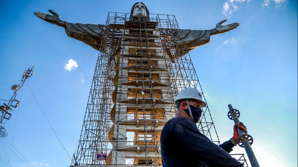 La nuova statua di Cristo&nbsp;in costruzione a Encantado, in Brasile