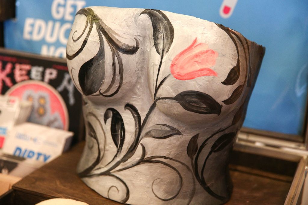 Studio preparatorio di tatuaggio medicale sul seno