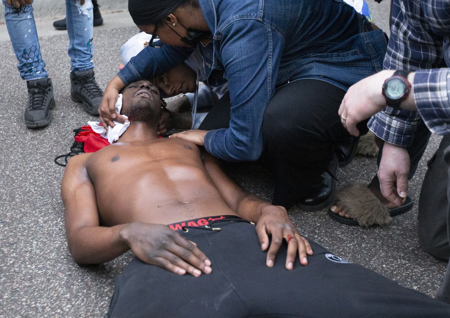 Un ferito durante le manifestazioni a Minneapolis seguite all'uccisione di un giovane di colore