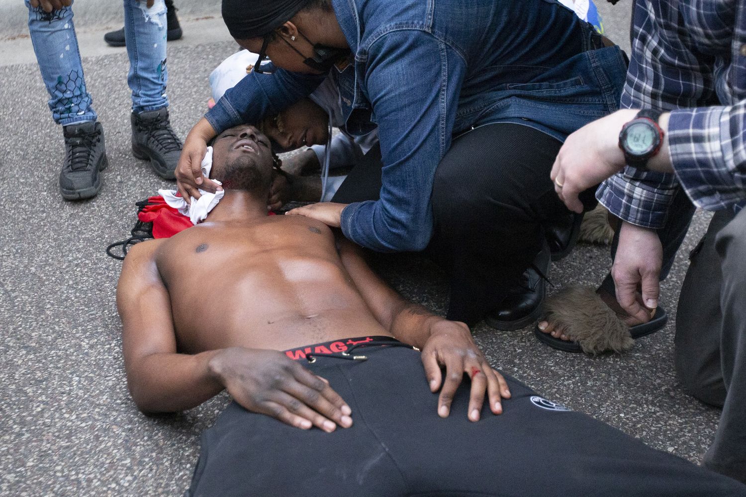 Un ferito durante le manifestazioni a Minneapolis seguite all'uccisione di un giovane di colore
