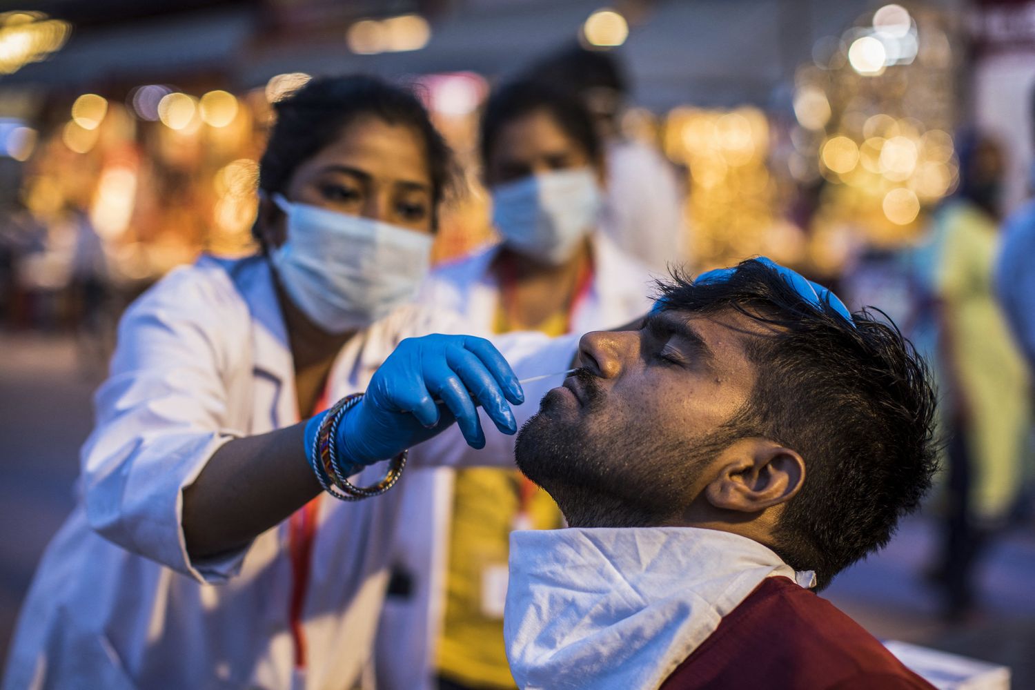 Tampone anti Covid effettuato in India