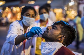 Tampone anti Covid effettuato in India