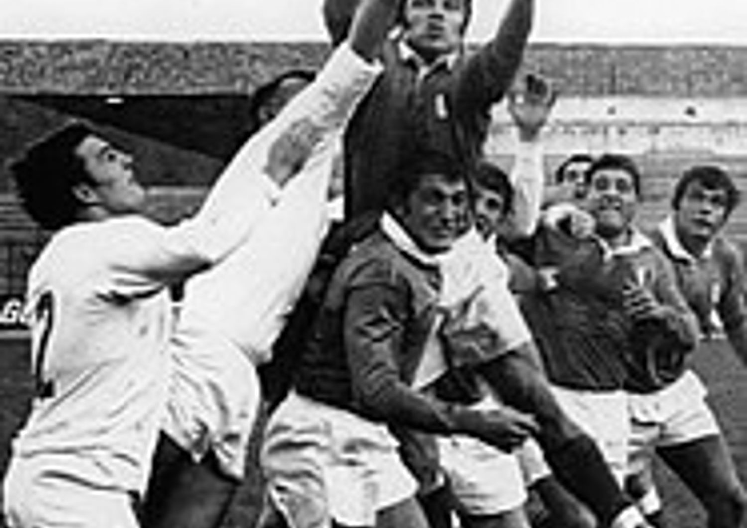 Massimo Bollesan (il pi&ugrave; in alto) durante una partita contro la Germania Ovest nel 1968