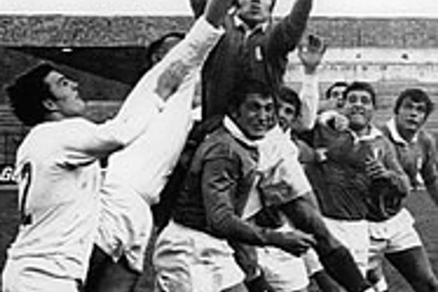 Massimo Bollesan (il pi&ugrave; in alto) durante una partita contro la Germania Ovest nel 1968