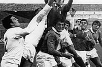 Massimo Bollesan (il pi&ugrave; in alto) durante una partita contro la Germania Ovest nel 1968