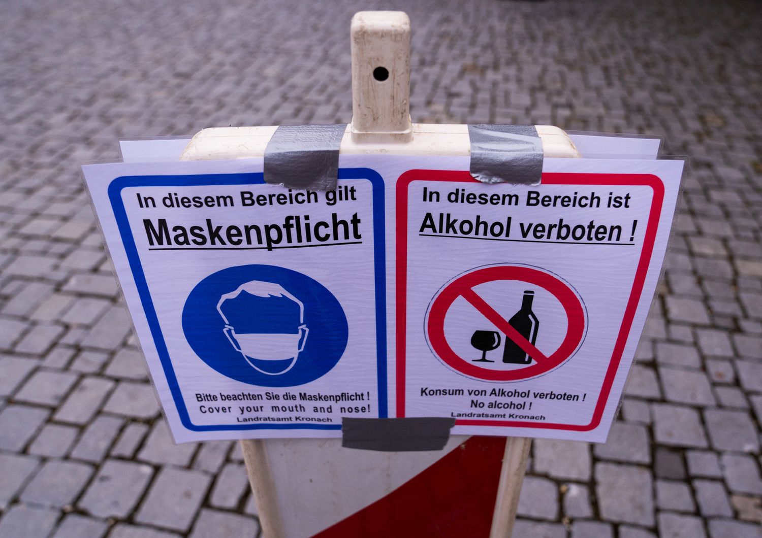 Un cartello con le disposizioni anti-Covid in Germania