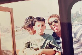 &nbsp;Maurizio Carucci da piccolo con il padre e la sorella