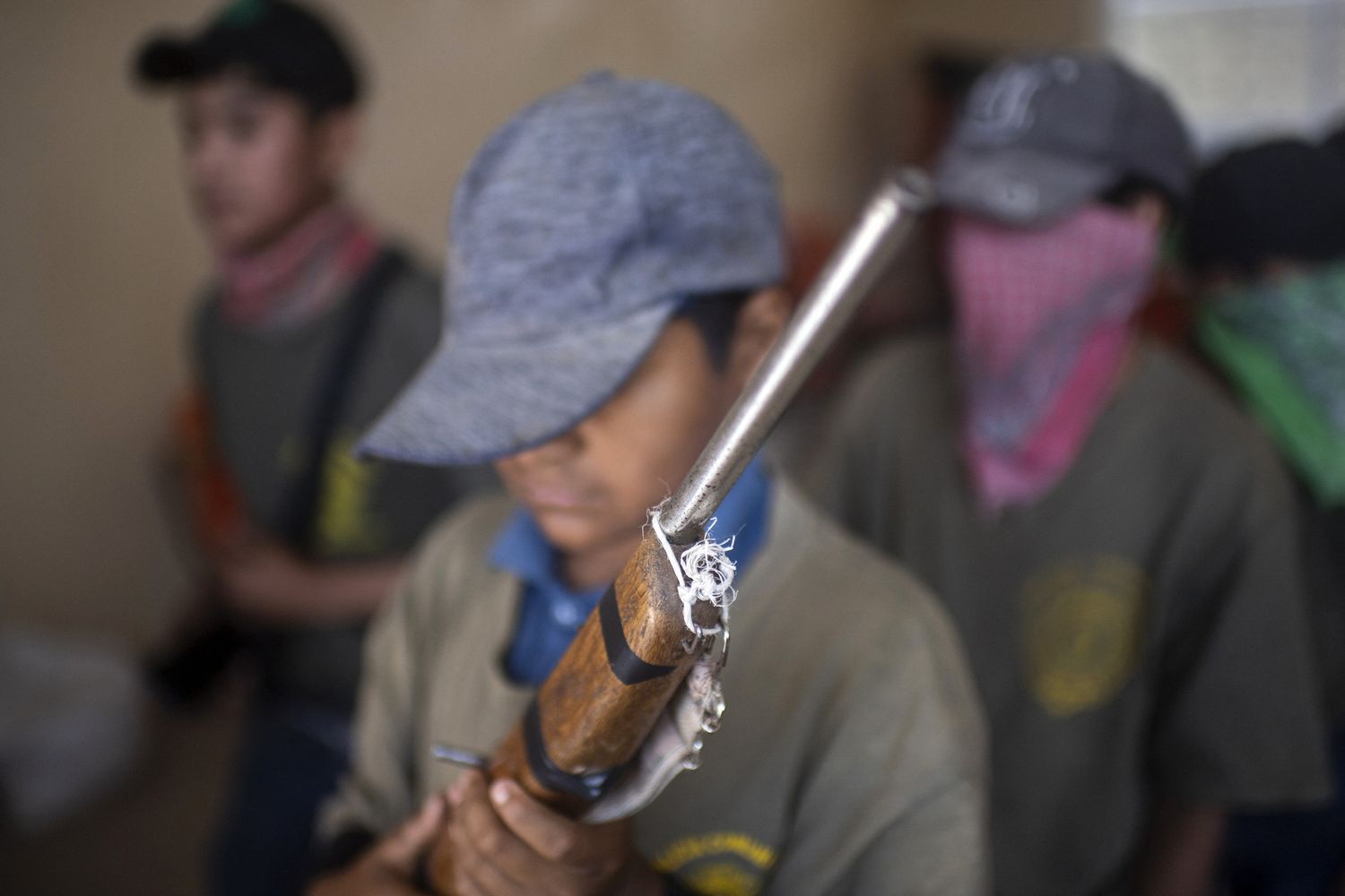 Un bambino con un fucile giocattolo si addestra alla guerriglia anti-narcos