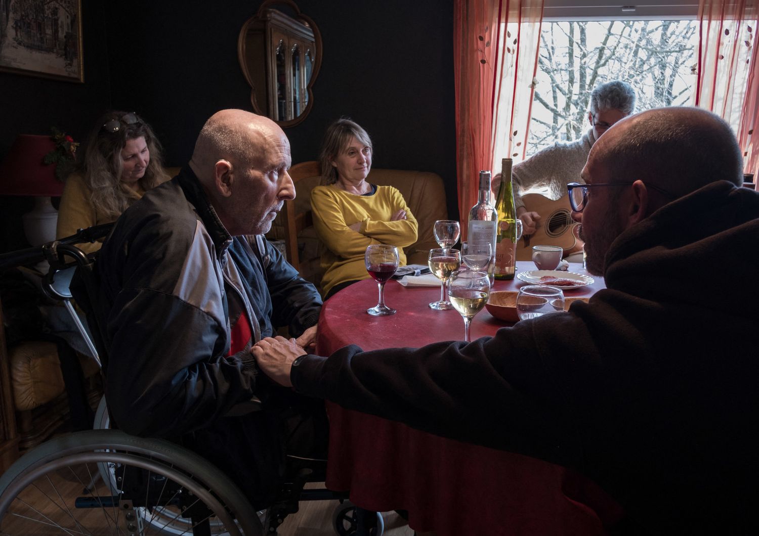 Un malato di Parkinson assistito dalla sua famiglia in casa