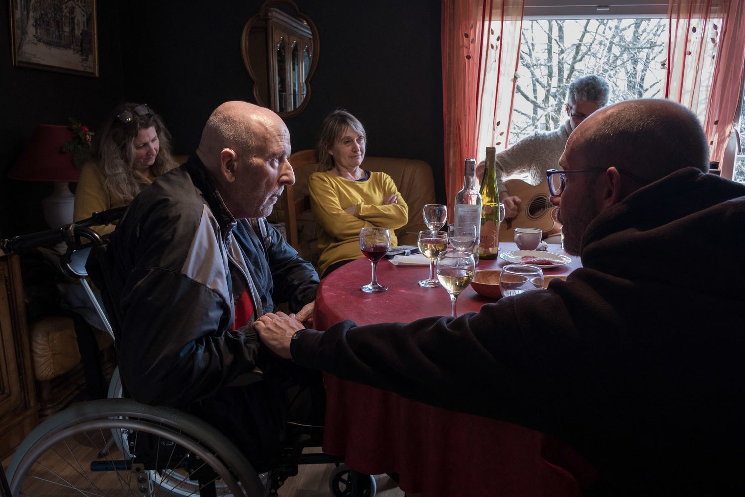 Un malato di Parkinson assistito dalla sua famiglia in casa