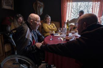 Un malato di Parkinson assistito dalla sua famiglia in casa
