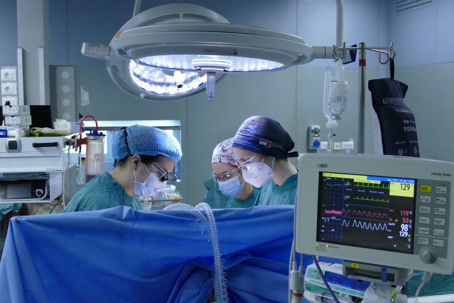 Il chirurgo Cecilia Menna nel corso dell'intervento presso il Sant'Andrea