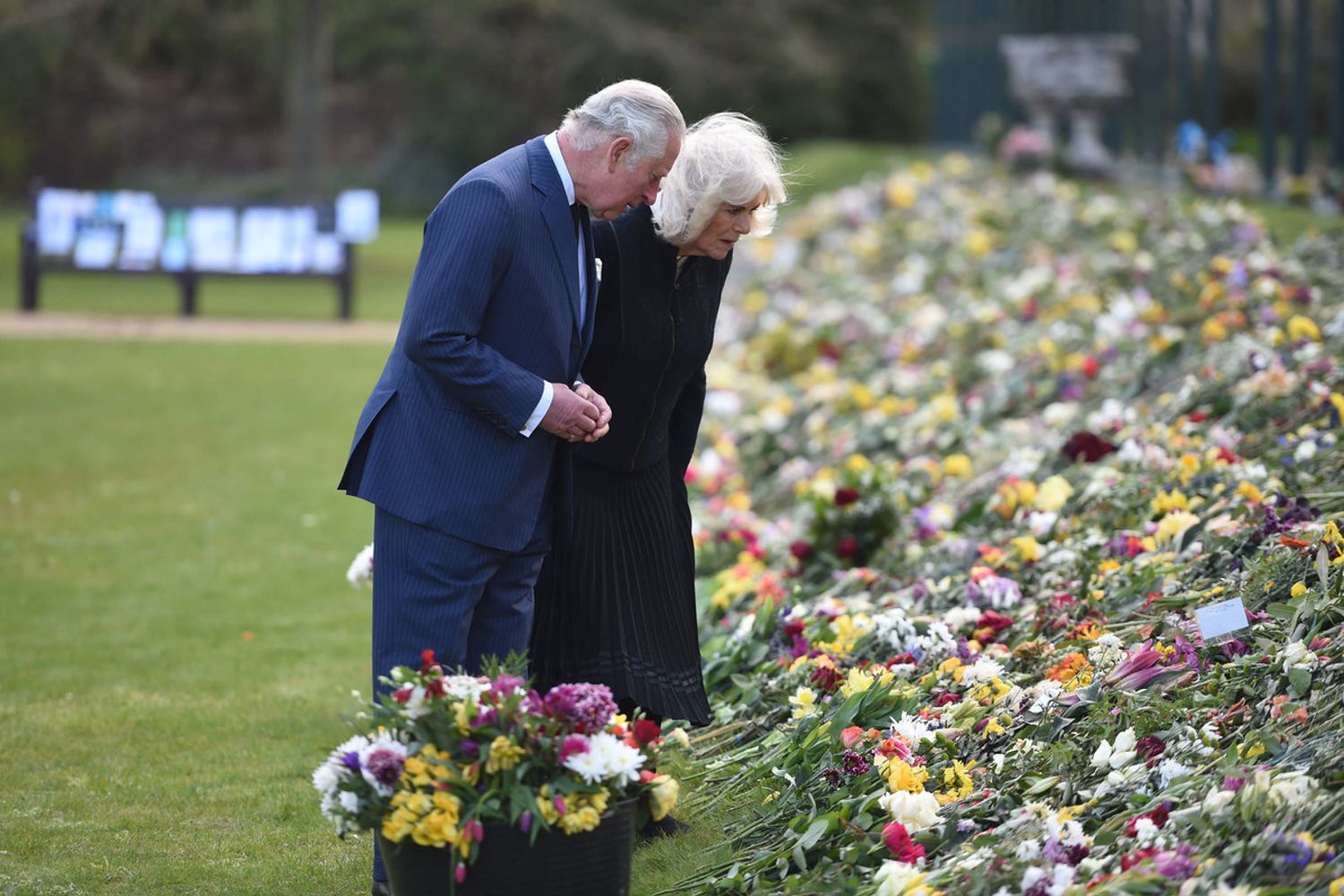 Carlo e Camilla commossi davanti ai fiori per il principe Filippo