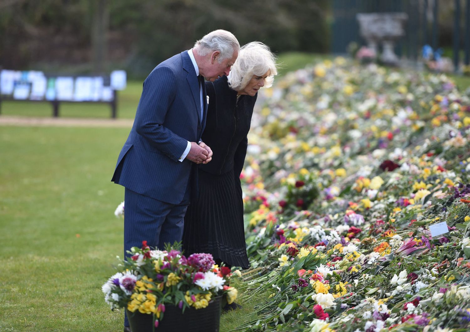 Carlo e Camilla commossi davanti ai fiori per il principe Filippo