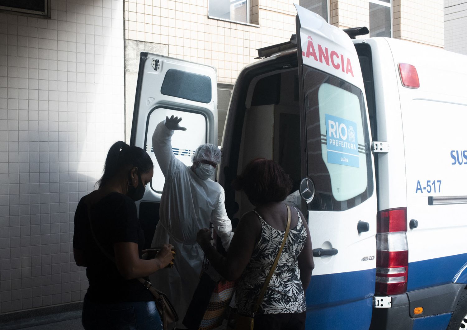 Brasile: l'arrivo di un paziente Covid nell'unit&agrave; di terapia intensiva di Duque de Caxias