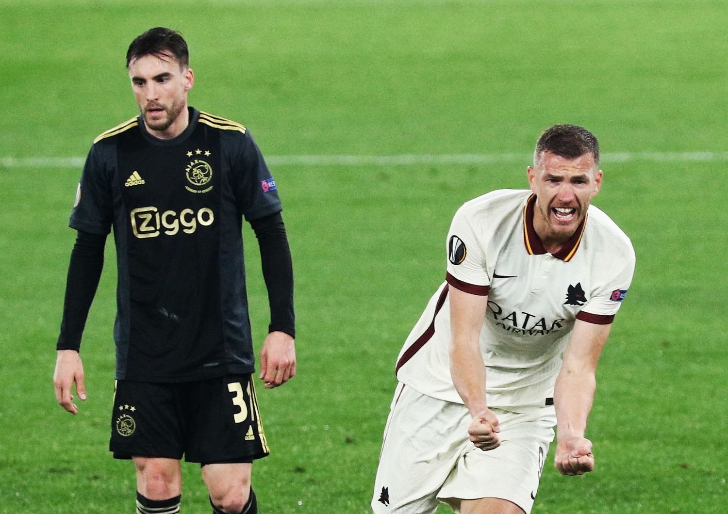Edin Dzeko esulta dopo il suo gol all'Ajax nei quarti di finale di Europa League&nbsp;