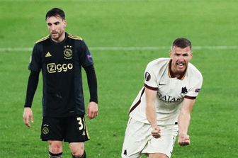 Edin Dzeko esulta dopo il suo gol all'Ajax nei quarti di finale di Europa League&nbsp;