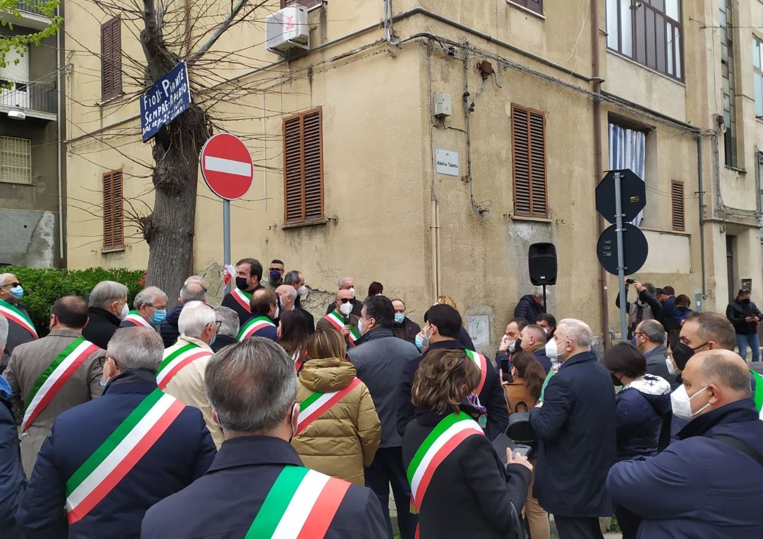 &nbsp;Decine di sindaci al sit-in per una sanit&agrave; migliore in Calabria