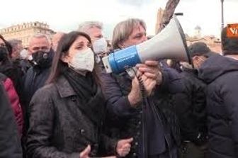 Raggi incontra i lavoratori Alitalia