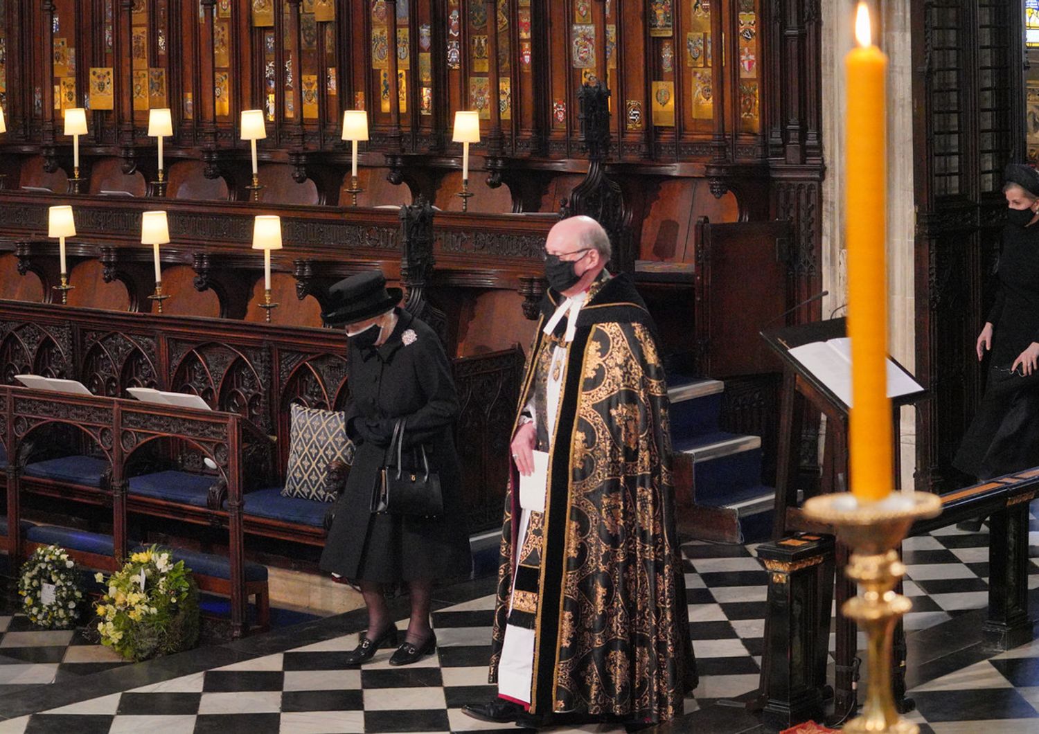 La regina Elisabetta ai funerali del principe Filippo