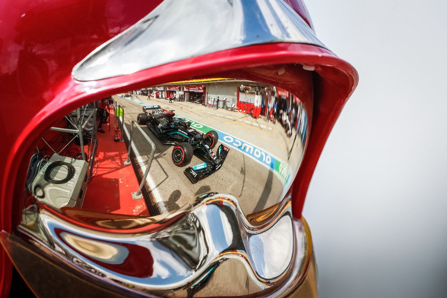 L'immagine di Hamilton riflessa a Imola