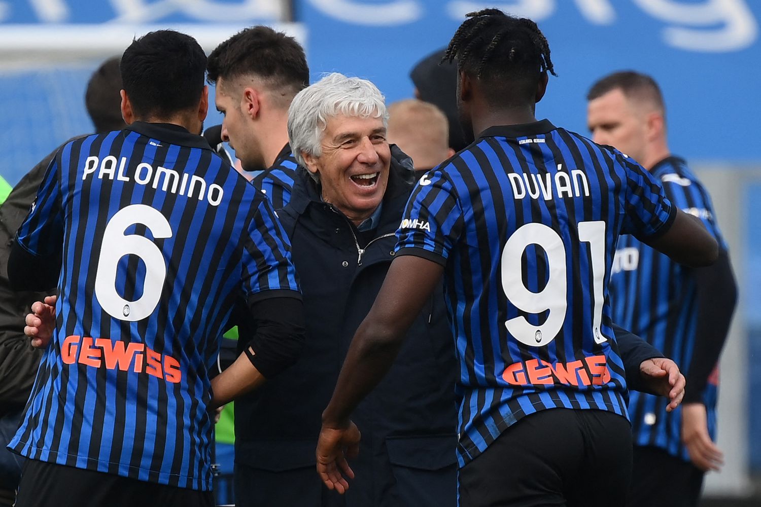 Gian Piero Gasperini festeggia con l'Atalanta dopo la vittoria sulla Juve