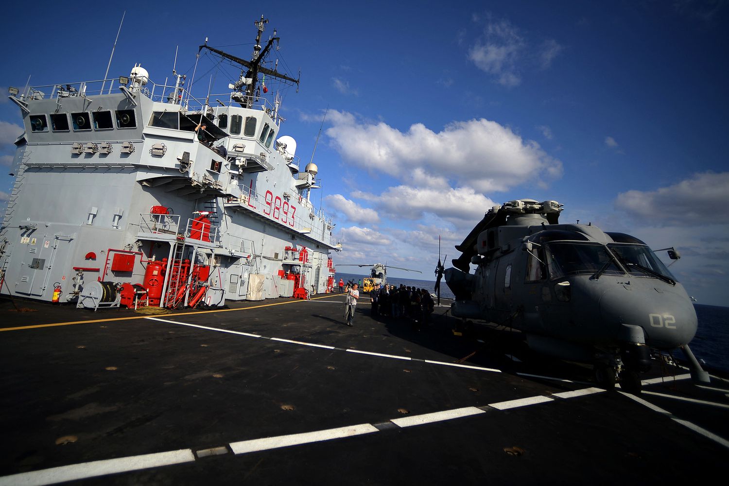 Nave della Marina Militare impegnata in operazioni di salvataggio a largo di Lampedusa