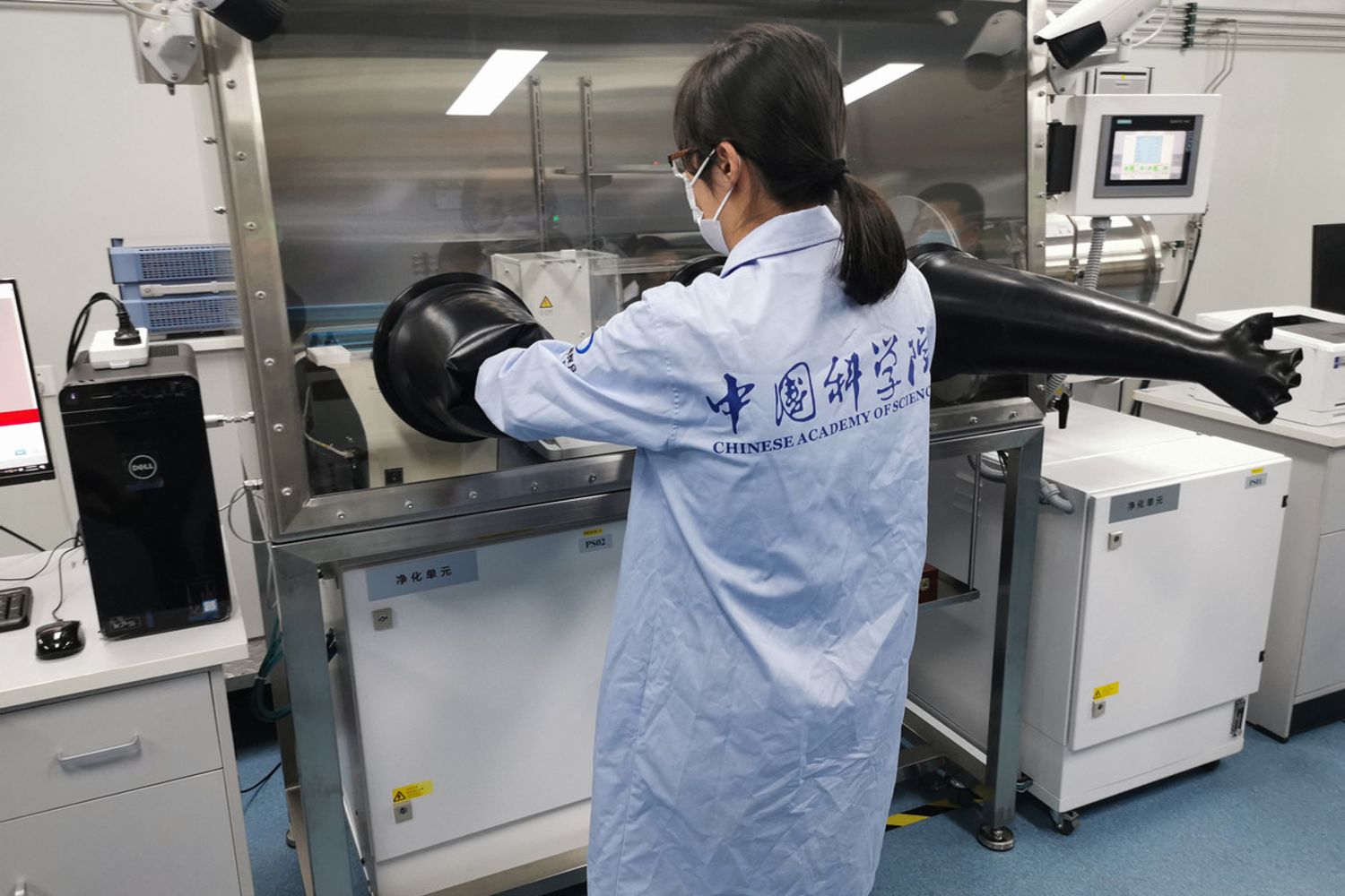 Una ricercatrice al lavoro nei laboratori dell'Accademia cinese delle scienze