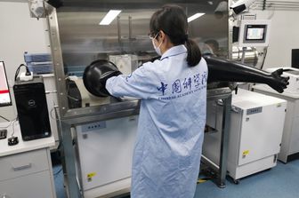 Una ricercatrice al lavoro nei laboratori dell'Accademia cinese delle scienze