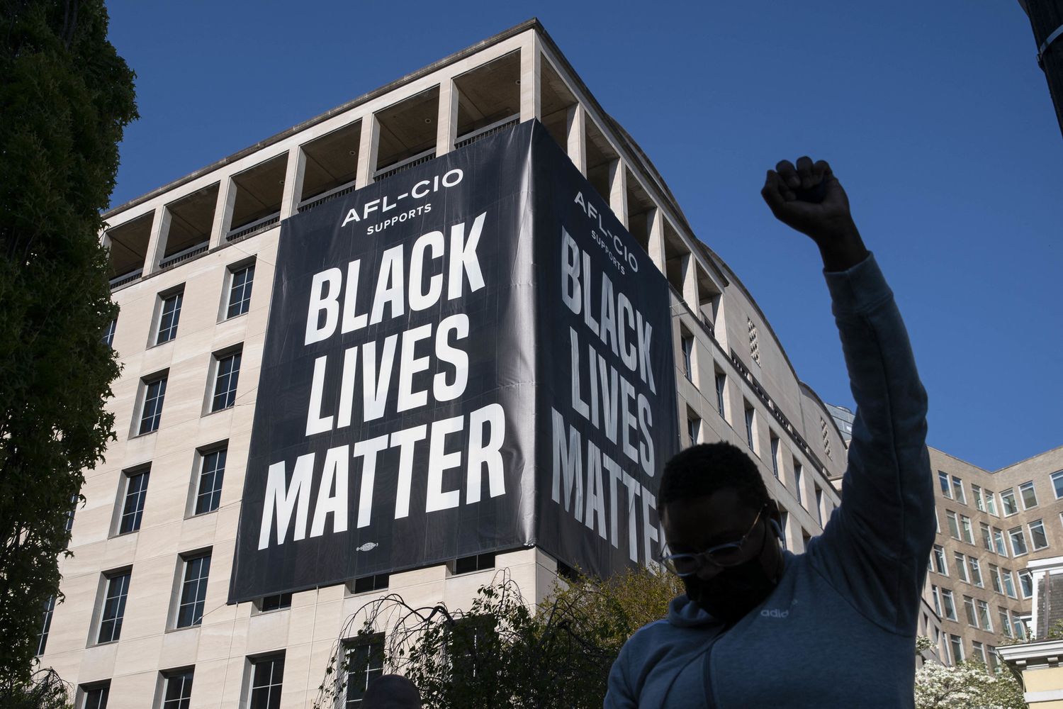 Manifestazioni di giubilo per il verdetto di condanna dell'ex agente che uccise George Floyd