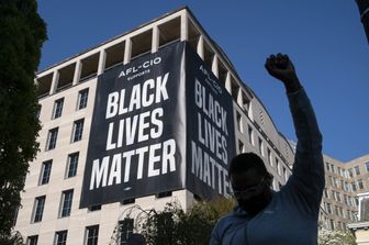 Manifestazioni di giubilo per il verdetto di condanna dell'ex agente che uccise George Floyd