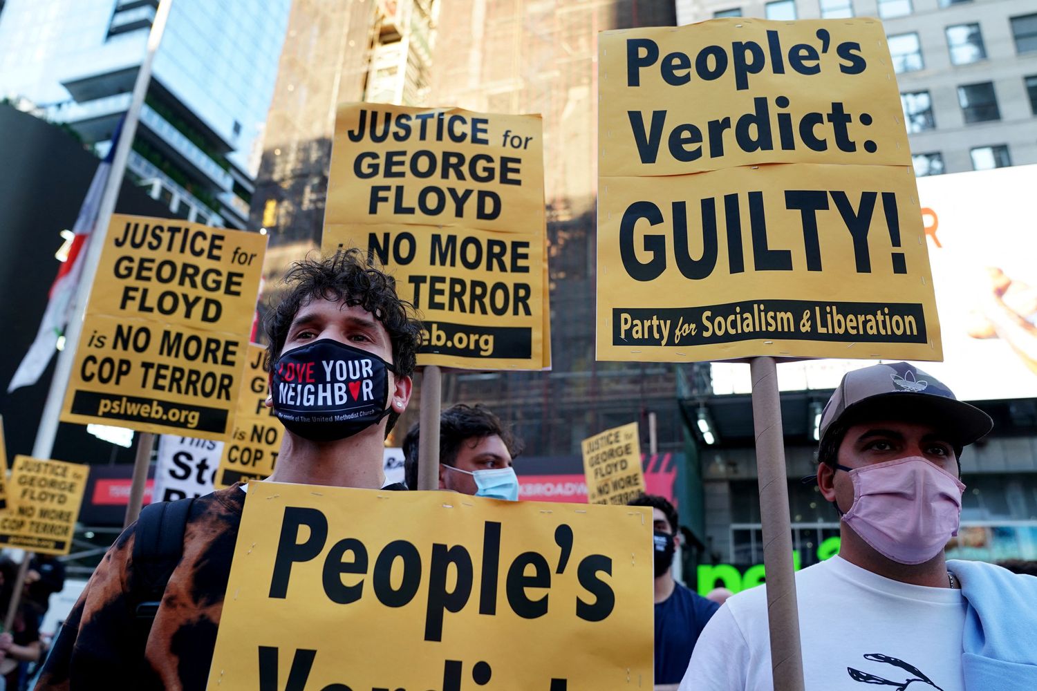 Una manifestazione per il verdetto di colpevolezza nel caso Floyd