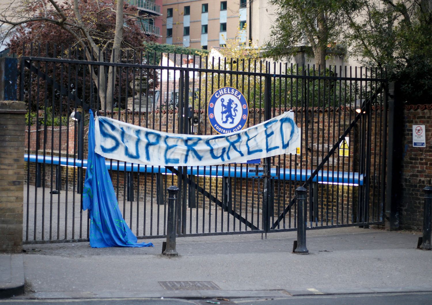 Uno striscione con la scritta 'super-avidit&agrave;' appeso al cancello del Chelsea