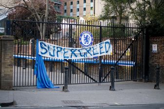 Uno striscione con la scritta 'super-avidit&agrave;' appeso al cancello del Chelsea