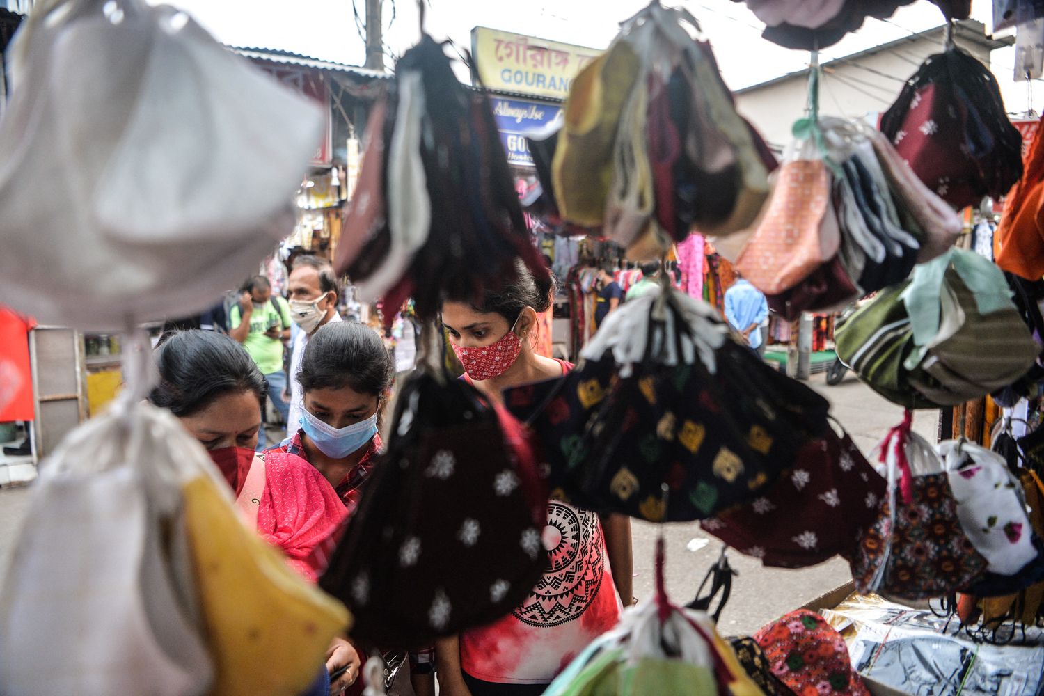 Mascherine esposte in una bancarella in una strada indiana&nbsp;