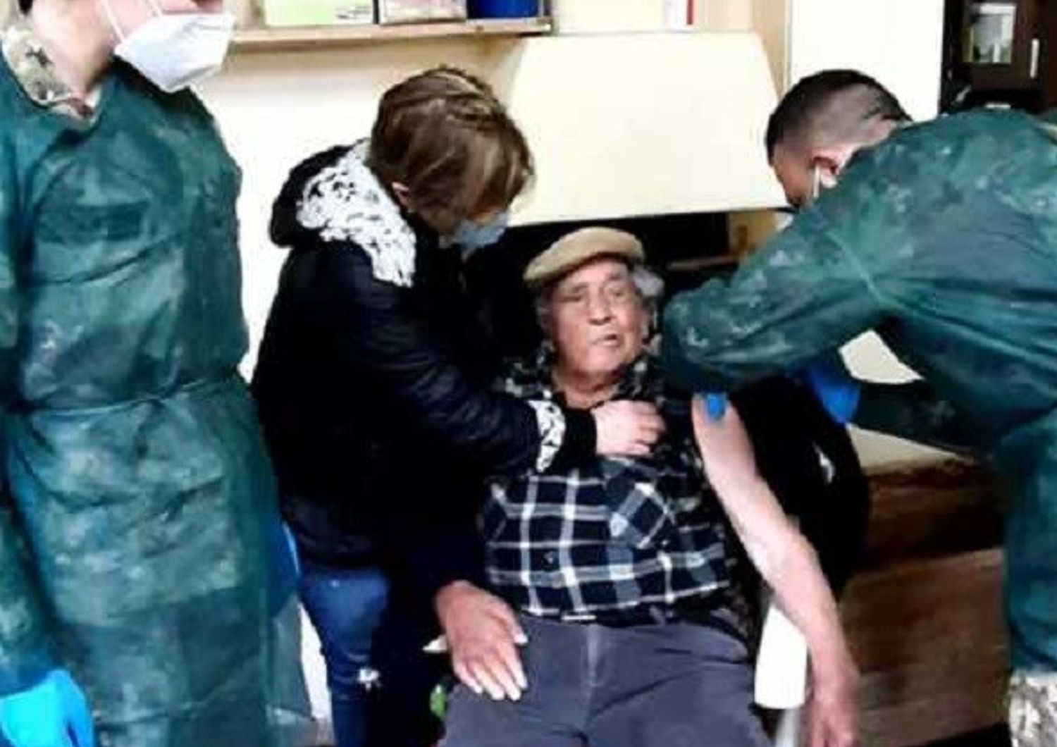 Il centenario Francesco Conia riceve il vaccino