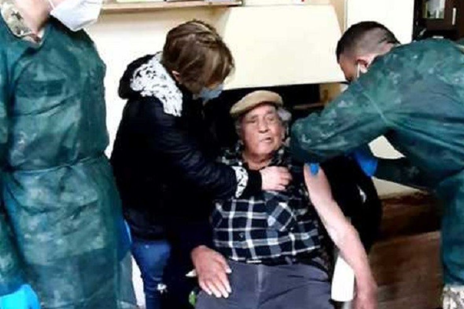 Il centenario Francesco Conia riceve il vaccino