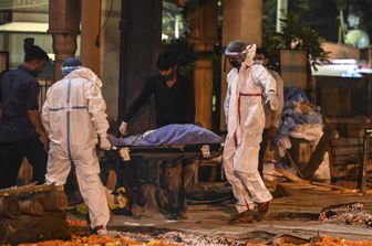 India: la salma di una vittima del Covid viene trasportata in crematorio sulle rive del fiume Yamuna a Nuova Delhi