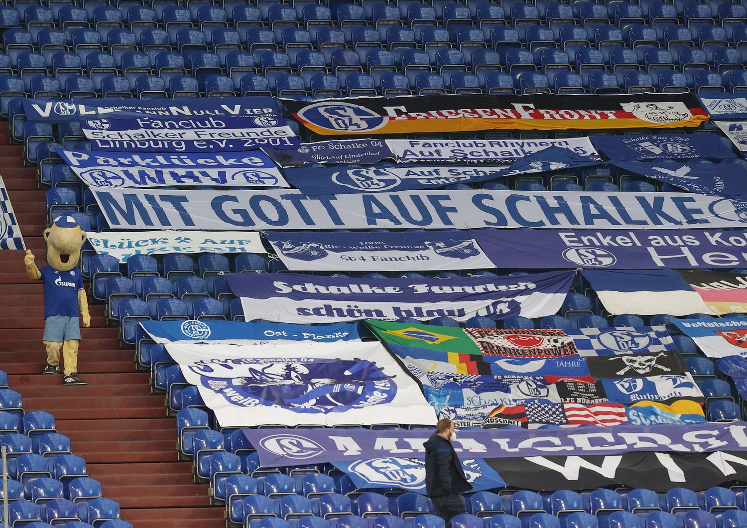 Gli striscioni dei tifosi dello Schalke