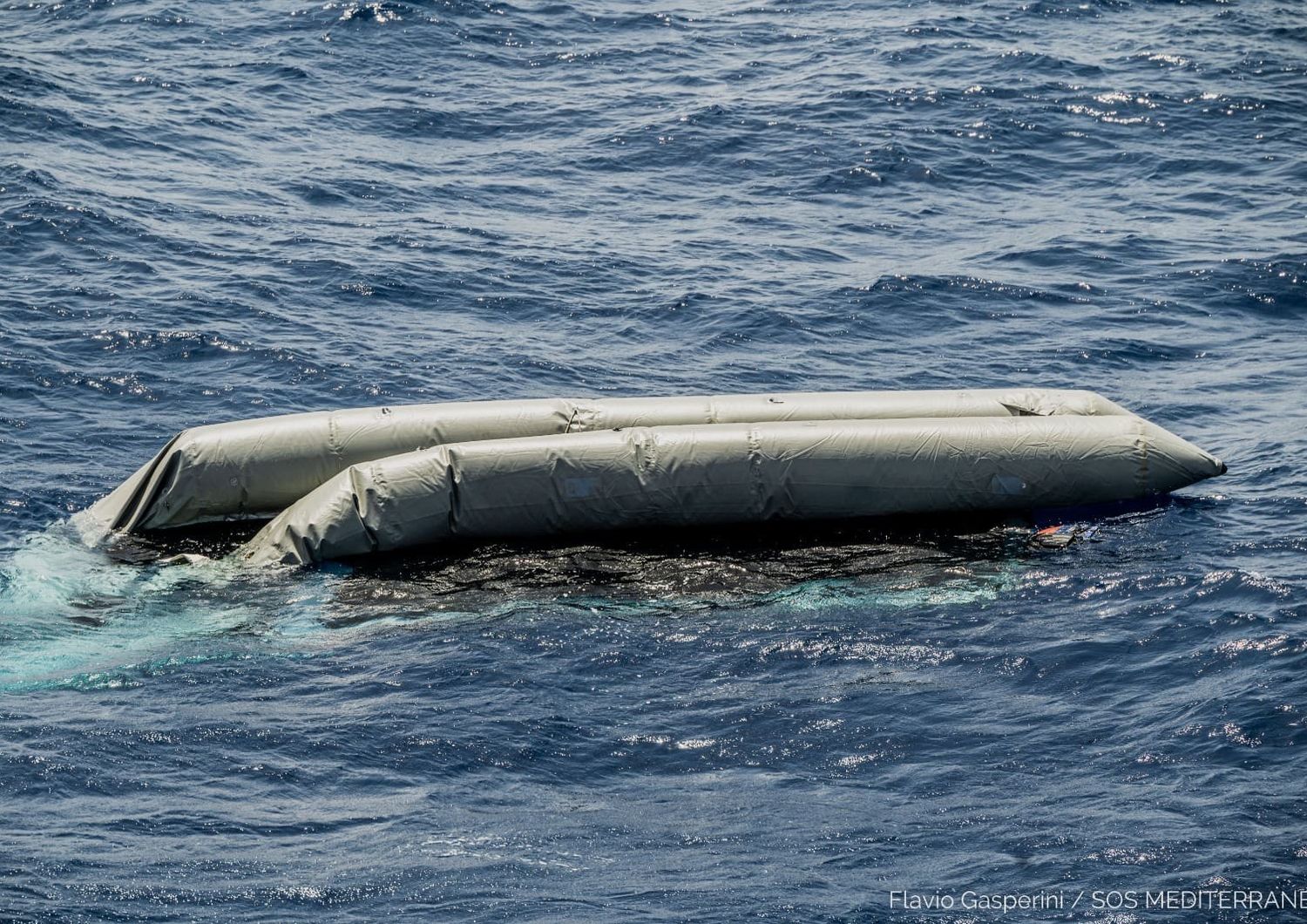 Naufragio nel Mediterraneo, i resti del gommone avvistati il 22 aprile 2021 dalla nave Ocean Viking. .&nbsp;