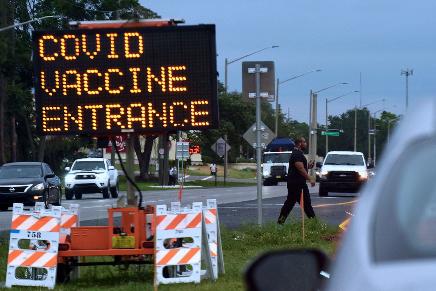L'ingresso di un centro vaccinale a Orlando, in Florida