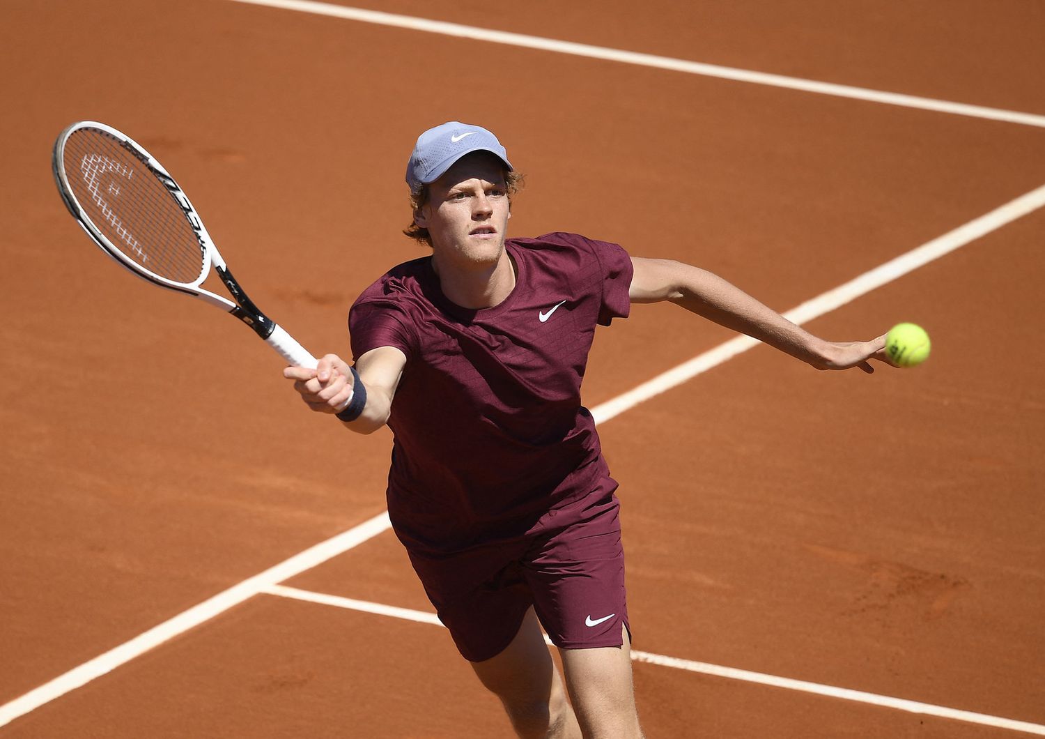 Jannik Sinner in azione a Barcellona