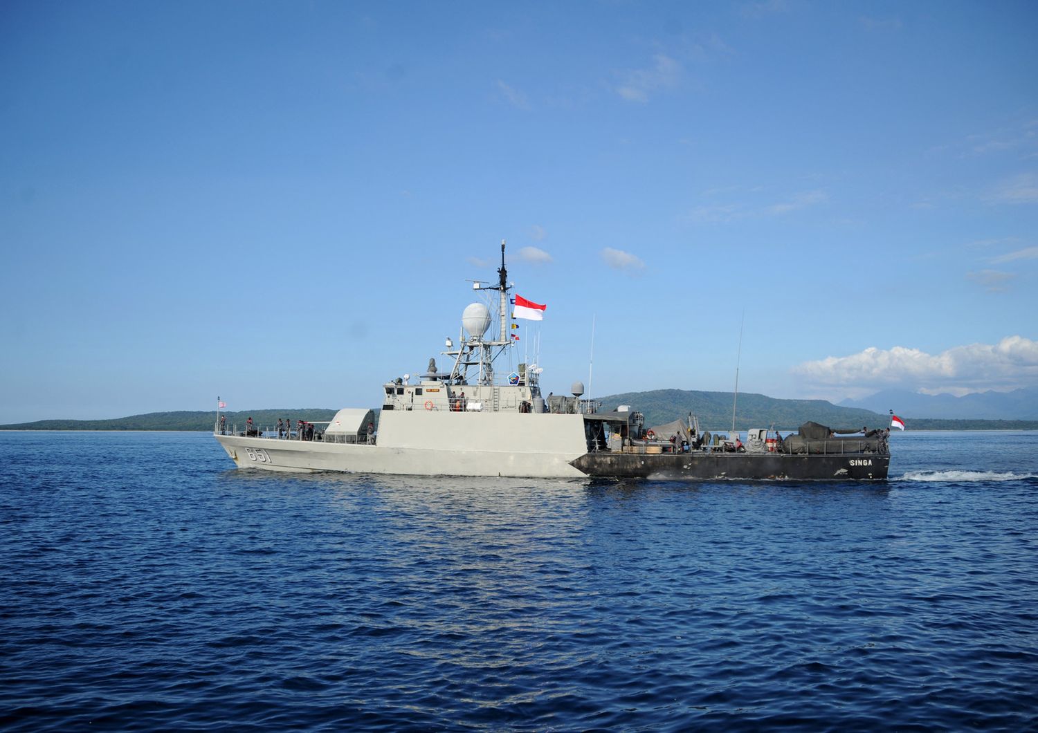 Operazioni di ricerca del sottomarino indonesiano affondato a largo dell'isola di Bali
